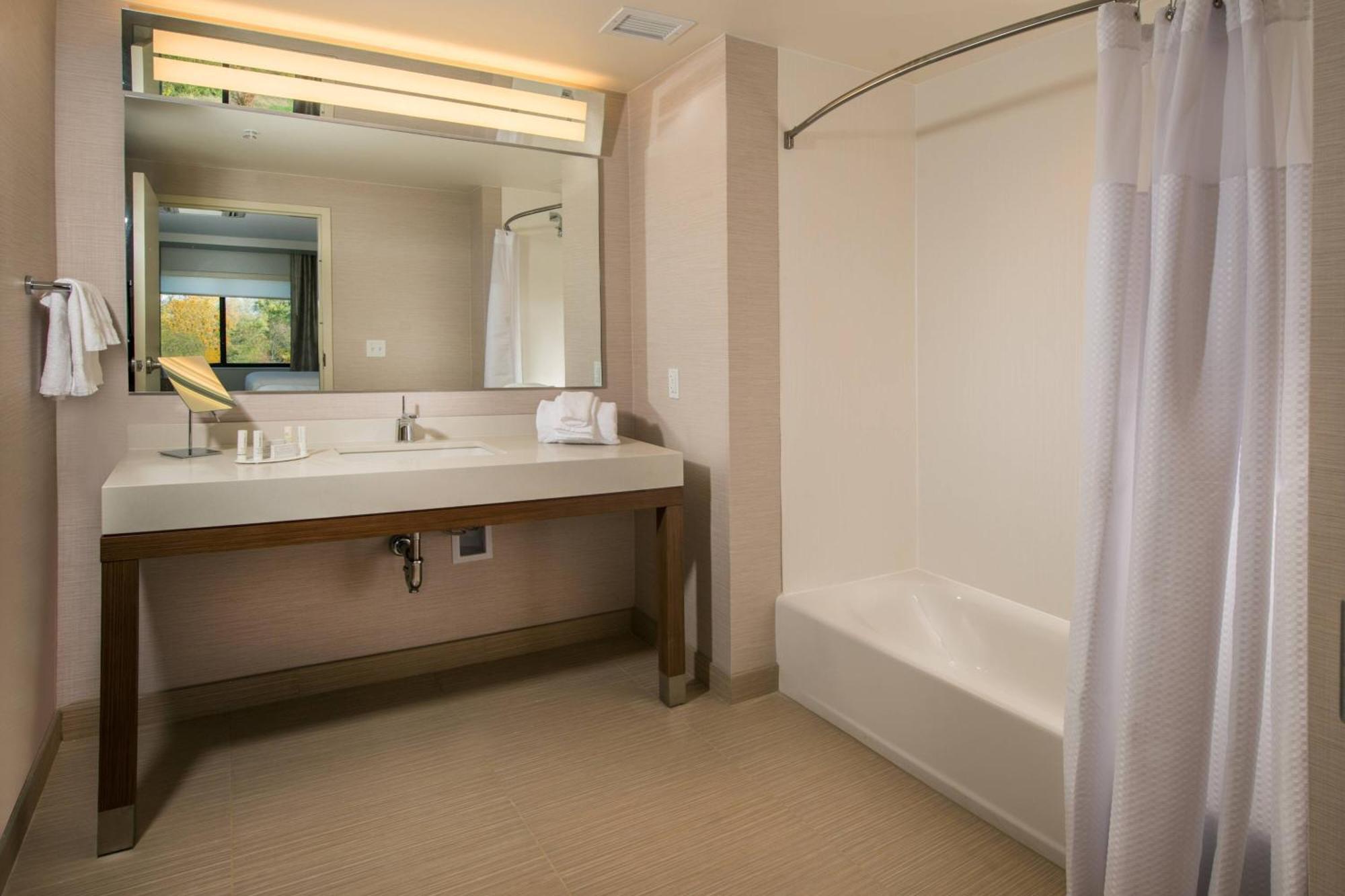 Courtyard By Marriott Shippensburg Hotel Buitenkant foto